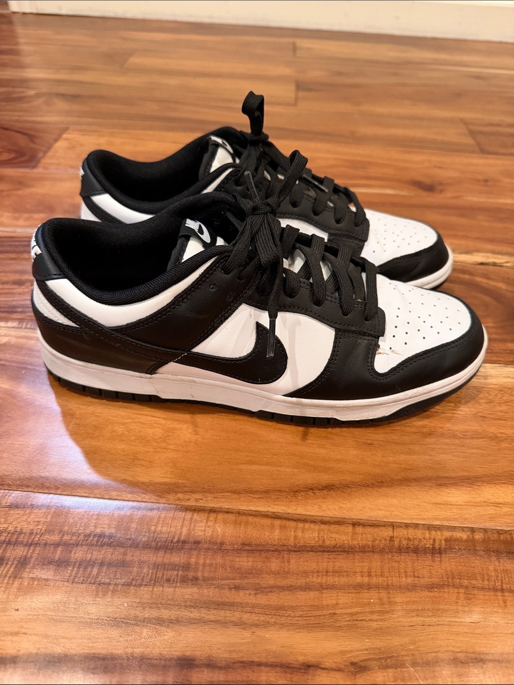 Nike Men’s Black and White Low-Top Sneakers